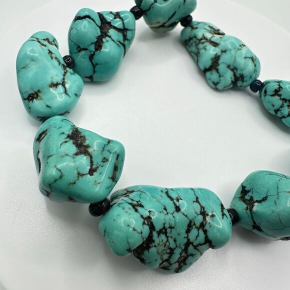 Chunky dyed howlite turquoise semiprecious beads beaded stretchy 8" bracelet - Picture 3 of 6